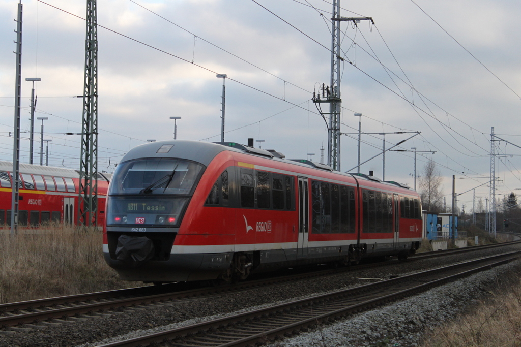 642 683 als RB 13123(Wismar-Tessin)bei der Ausfahrt im Rostocker Hbf.13.01.2018