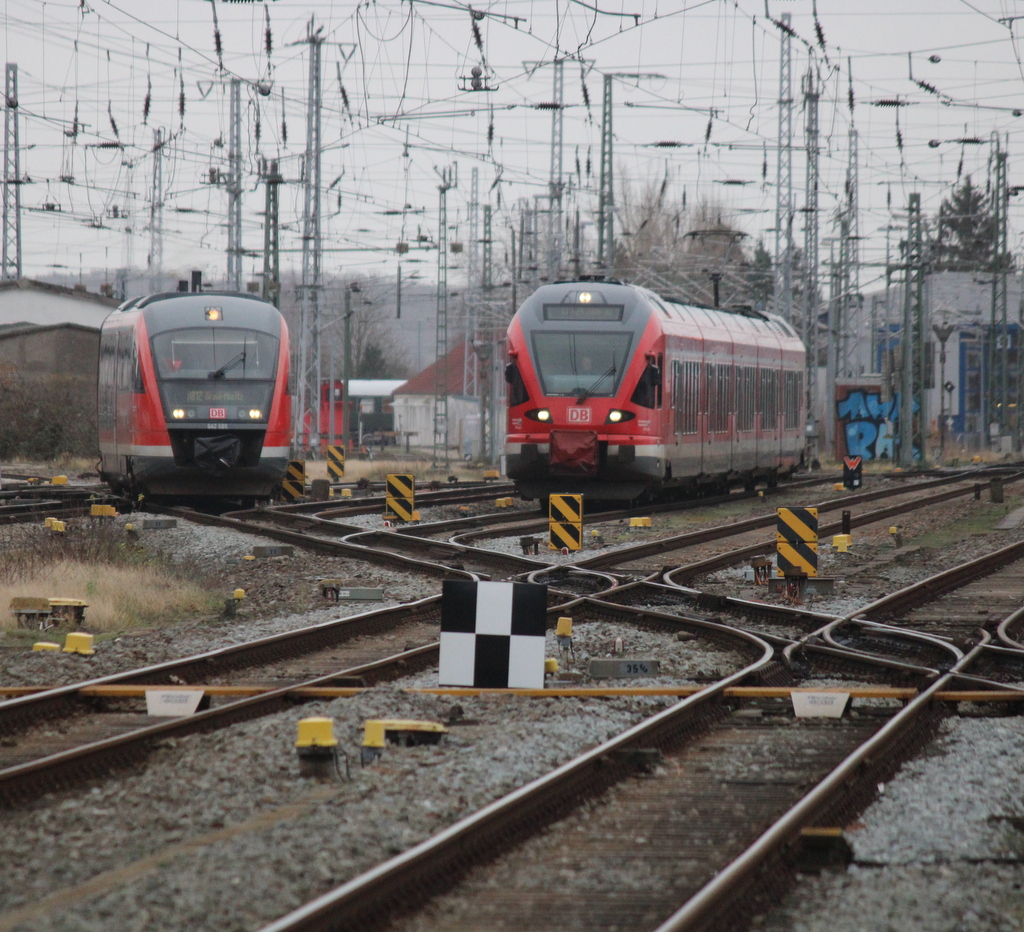 642 685 und 429 528-3(Hansestadt Stralsund)am 31.01.2020 im Rostocker Hbf.