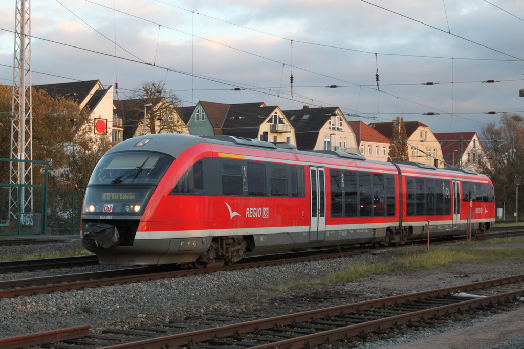 642 685 als RB12(RB 13242)von Graal-Mritz nach Bad Doberan bei der Ausfahrt im Rostocker Hbf.18.11.2016