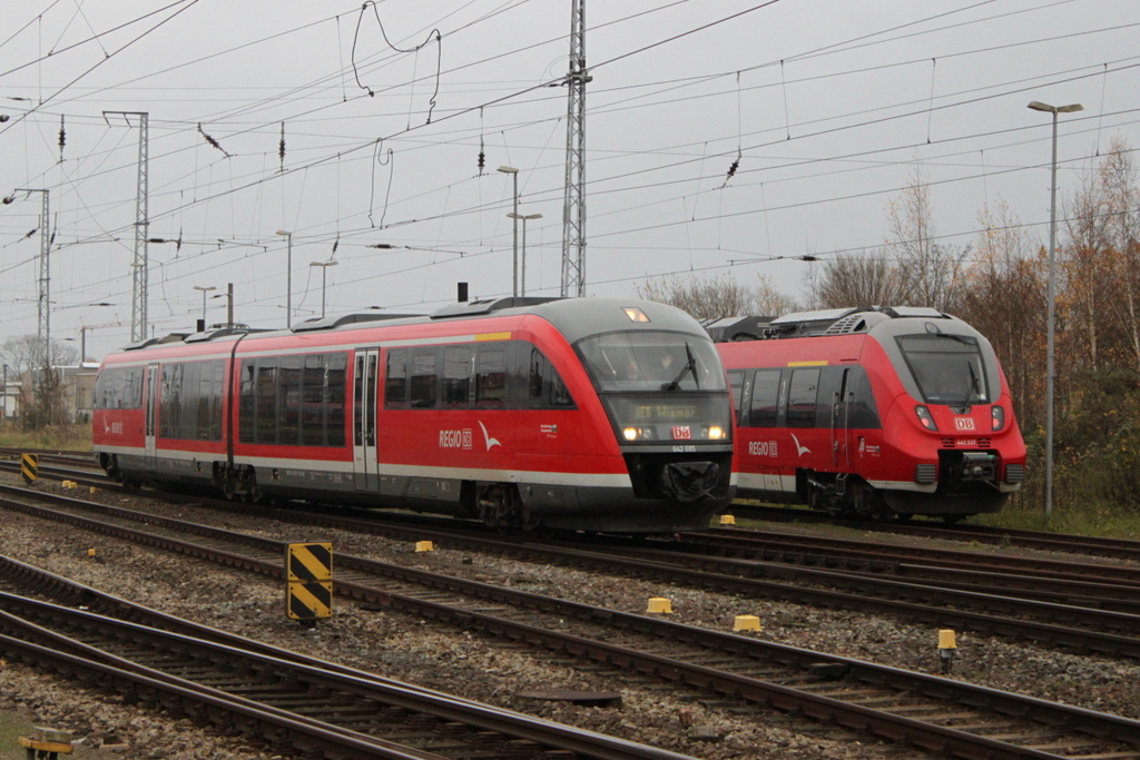 642 685 als RE8(Tessin-Wismar)bei der Einfahrt im Rostocker Hbf neben an stand 442 337-2 abgestellt.13.11.2015