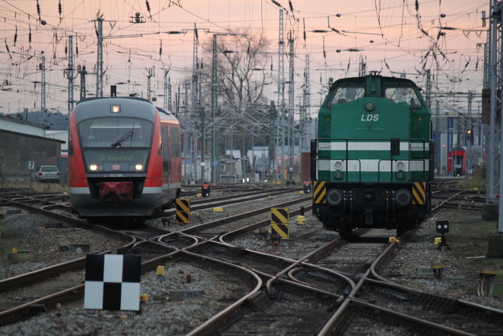 642 686 beim Rangieren im Rostocker Hbf neben an stand 203 127-6 abgestellt.27.12.2015