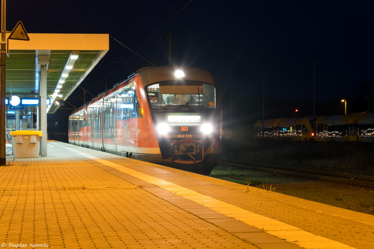 642 725-5 & 642 170-4 als RB34 (RB 17966) von Rathenow nach Stendal in Rathenow am 12.12.2015. Der 12.12.2015 war der letzte Betriebstag der DB auf der Linie RB34 gewesen. Ab dem 13.12.2015 übernahm die ODEG - Ostdeutsche Eisenbahn GmbH die Leistungen auf der Linie RB34.