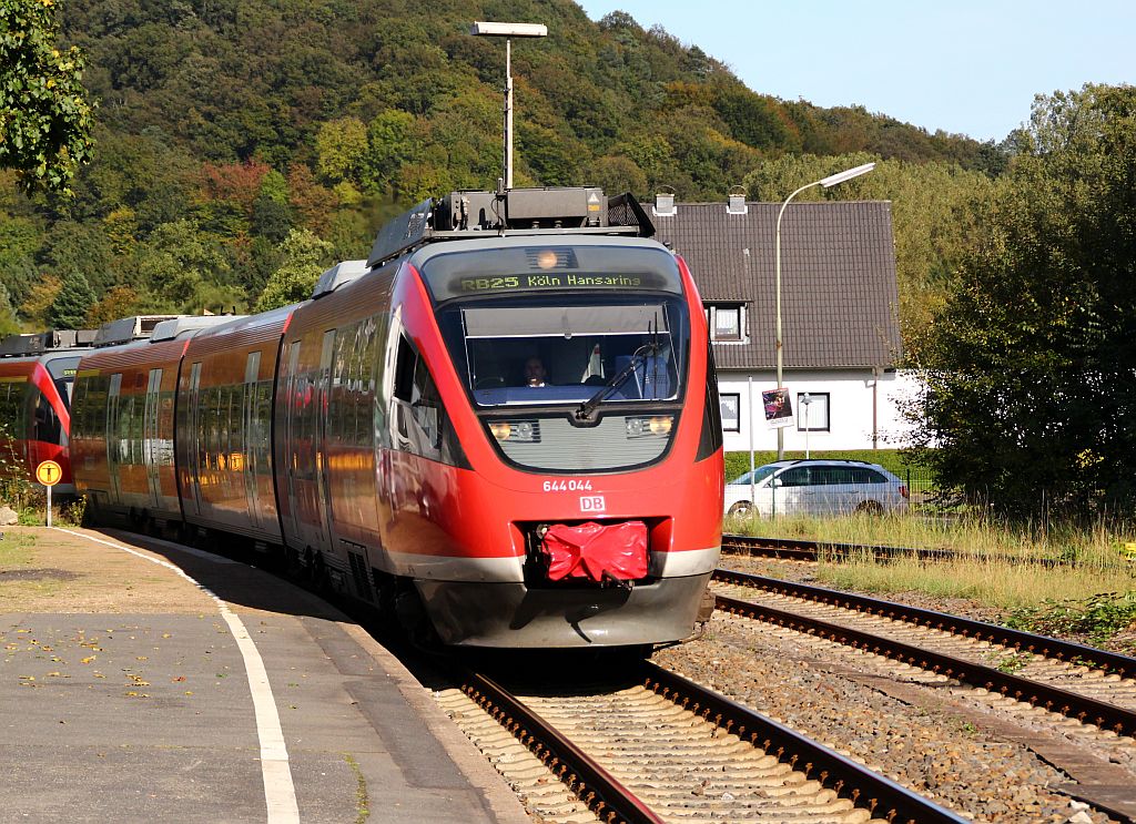 644 044/544 und ein weiterer 644 als RB25 nach Köln Hansaring bei der Einfahrt in Bhf von Overath. 30.09.2012