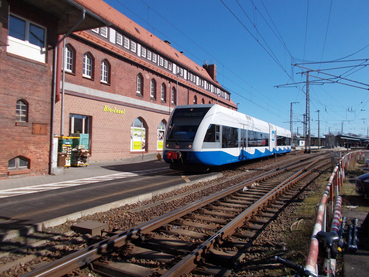 646 112,am 01.April 2016,bei der Ausfahrt aus Stralsund.