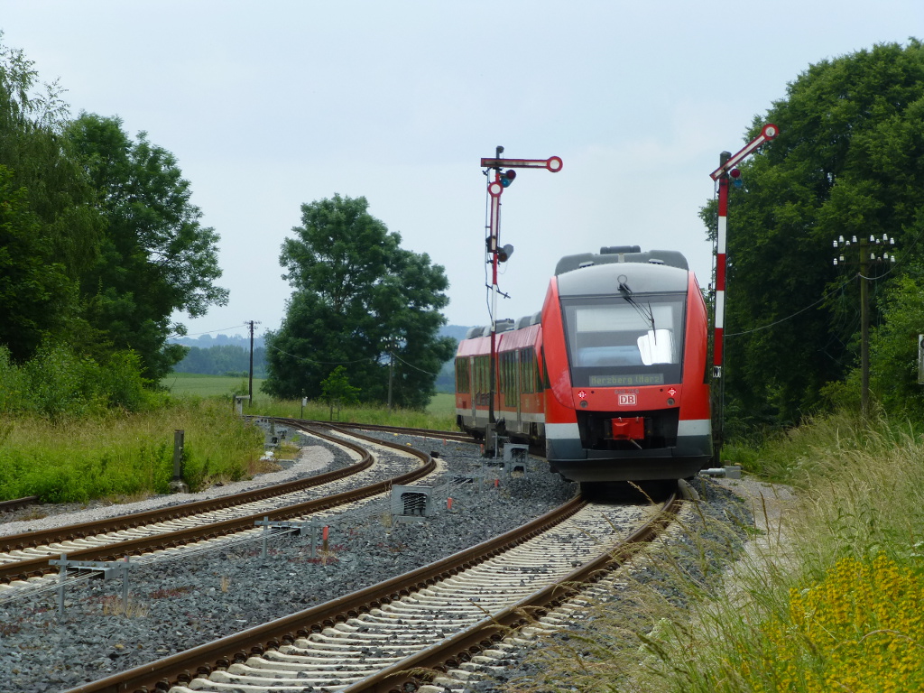 648 771 und 756 (hinten, sichtbar) haben gerade ihren Gegenzug gekreuzt und verlassen jetzt am 10.6.14 Gittelde/Bad Grund Bf. Richtung Herzberg/H.