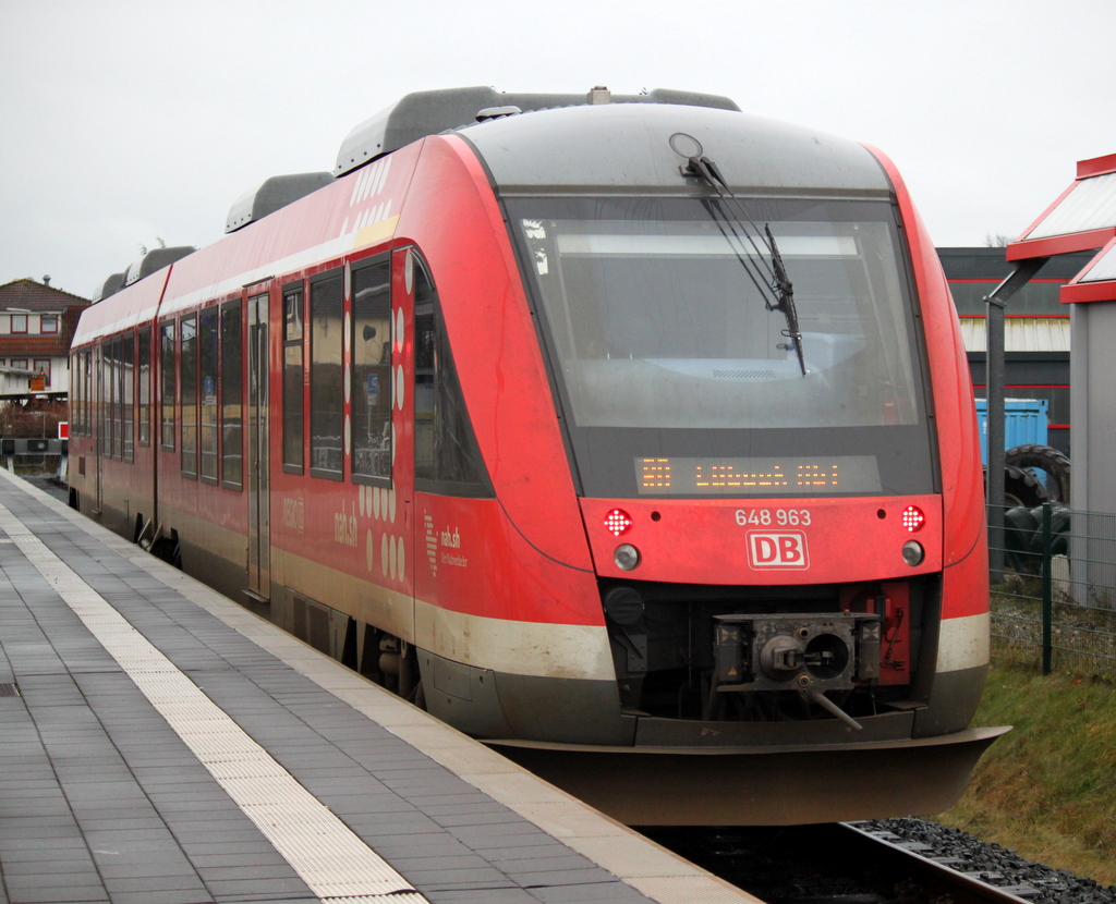 648 963-6 als RB 21723 von Fehmarn-Burg nach Lbeck Hbf kurz vor der Ausfahrt am 17.12.2013 im Bahnhof Fehmarn-Burg.