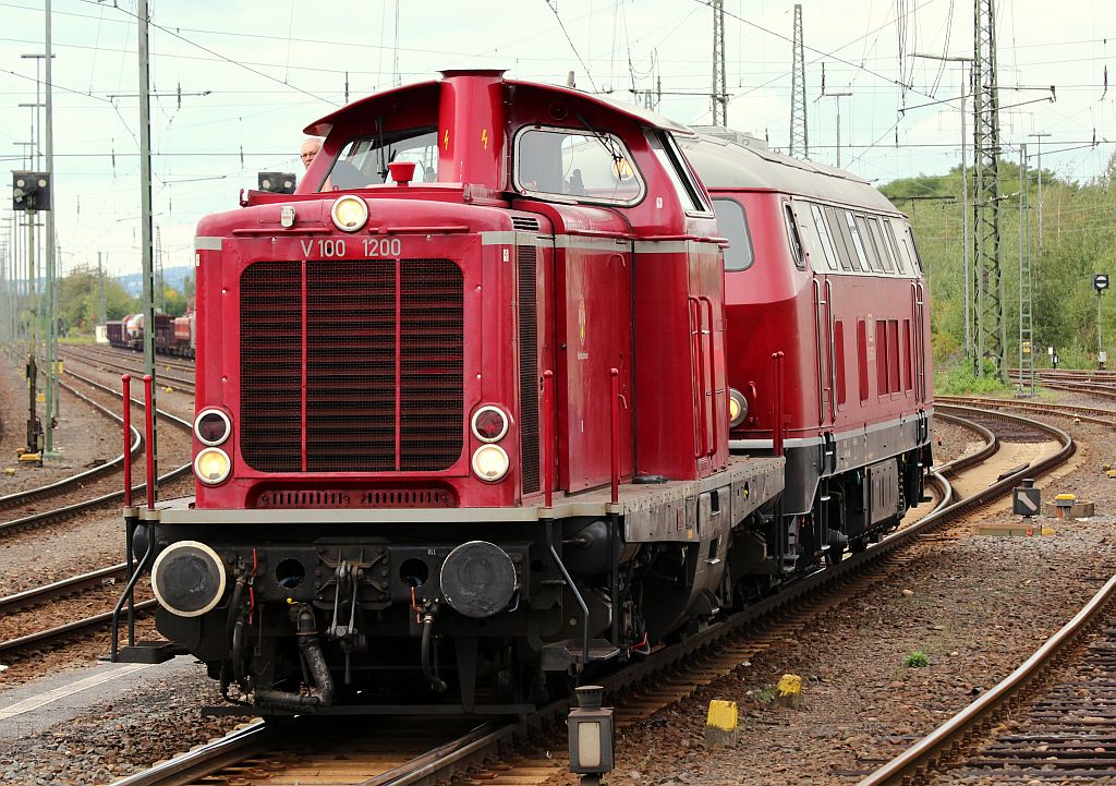 6.Lok: V100 1200/211 200-1 als Gastlok bei der Dieselparade im DB Museum Koblenz-Lützel hat die V160 067/216 067-9(Indienststellung 1966, Ausmusterung 2008, 1400kW,120km/h)am Haken. 29.09.2012