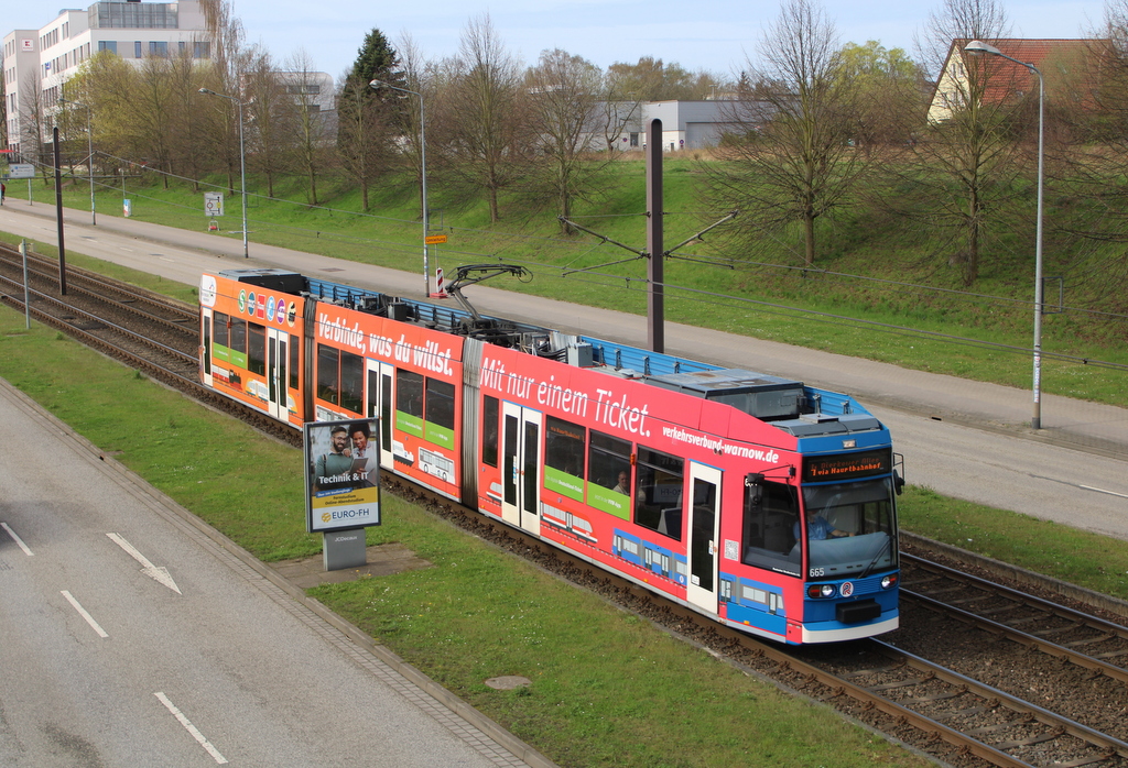 6N-1 Wagen 665 als Linie 5 von Rostock-Südblick nach Rostock Mecklenburger-Allee kurz vor dem Rostocker Hbf.06.04.2024