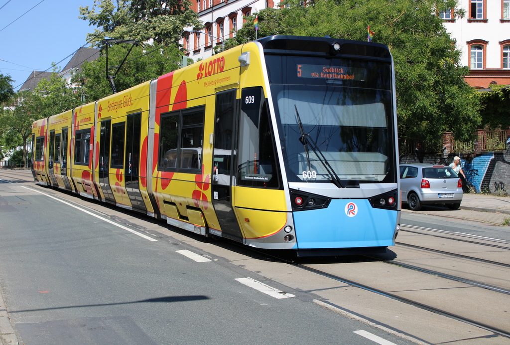 6N-2 Wagen 609 als Linie 5 von Rostock Mecklenburger Allee nach Rostock Süblick via Rostock Hauptbahnhof(tief) am 19.07.2024 in der Rostocker Innenstadt bekommen.