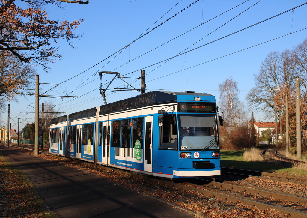 6N1 Wagen 667 als Linie 5 von Rostock-Mecklenburger Allee nach Südblick am 01.12.2024 in Rostock-Reutershagen.