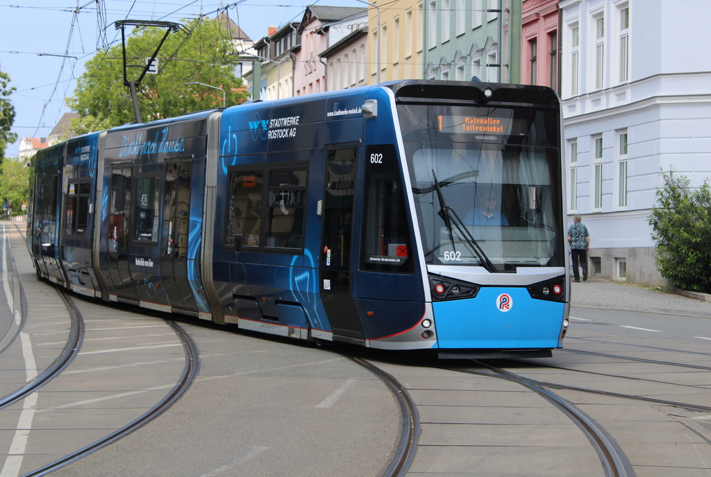 6N2 Wagen 602 als Linie 1 von Rostock Rügener Str nach Rostock-Hafenallee am 24.05.2024 an der Haltestelle Rostock Doberaner Platz.