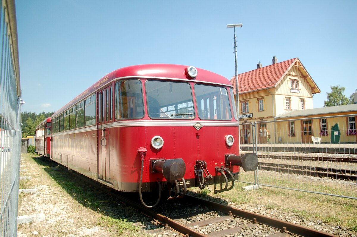 796 625-2 und VS 97 605 in M�nsingen am 25.07.2006.