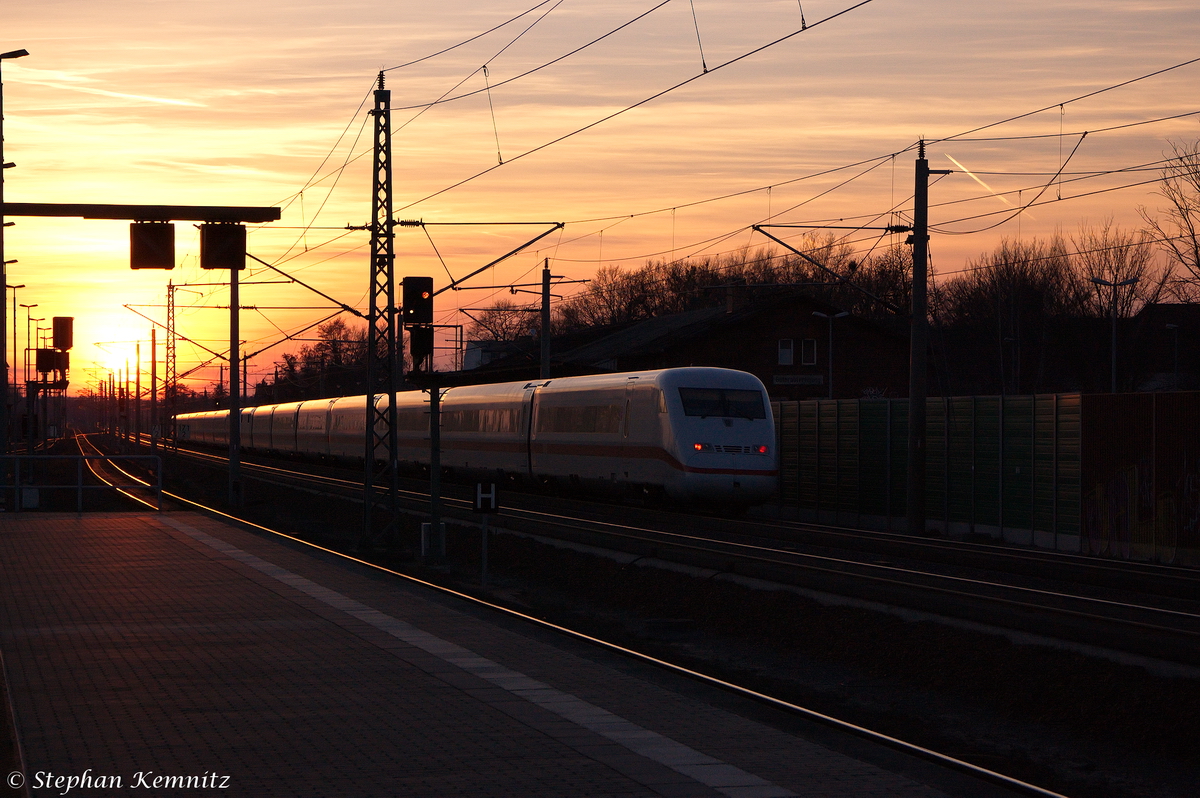 808 022-8  Eberswalde  als ICE 554 von Berlin Ostbahnhof nach Köln Hbf, bei der Durchfahrt in Rathenow und fuhr mit einer weitern ICE 2 Garnitur den Sonnenuntergang entgegen. 20.02.2014 