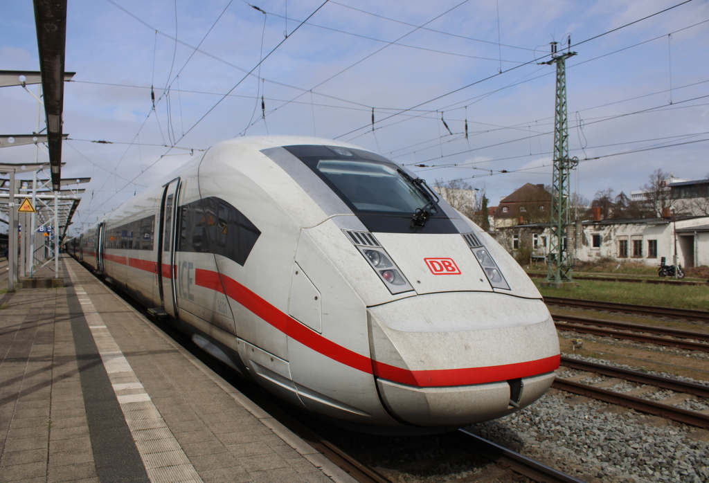 812 031-4 stand als ICE 203(Binz-Basel SBB)im Rostocker Hbf.05.04.2024