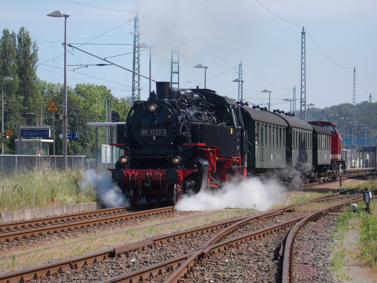 86 1333 und am Schlu 112 708 als planmiger Personenzug Bergen/Rgen-Lauterbach Mole,am 11.Juni 2017,in Bergen/Rgen.