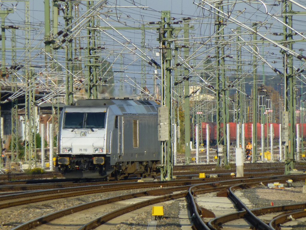 92 88 0076 110-0 B-BTK oder einfach 76 110 trägt die silberne Bombardier-Lackierung, fährt aber wohl trotzdem für die Pressnitztalbahn. Hier am 12.10.15 im Oberleitungsgestrüpp zwische Gbf und Hbf Erfurt.