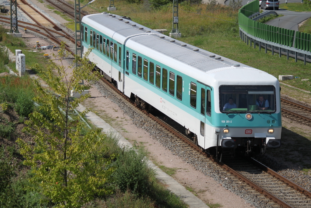 928 201-2 als SDZ von Neumünster nach Warnemünde bei der Durchfahrt in Warnemünde-Werft.10.08.2019