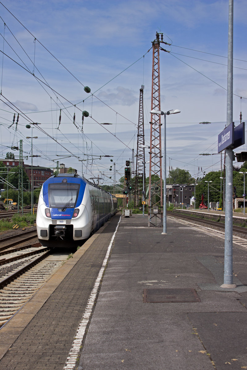 9442 160 von National Express verlsst am 08.06.2017 gemeinsam mit einem weiteren dreiteiligen Talent-Triebwagen als RB48 in Richtung Kln Wuppertal-Oberbarmen.