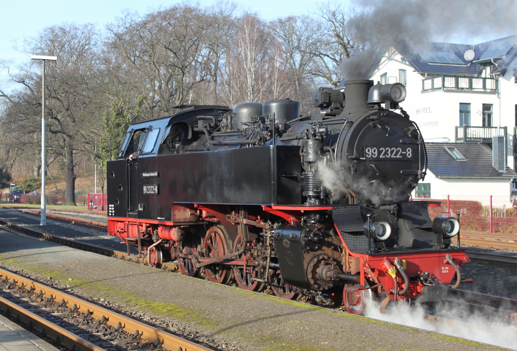 99 2322-8 beim Rangieren in Bad Doberan,im Hintergrund befindet sich das Hotel Vila Sonne mit Blick auf den Bahnhof.28.01.2017