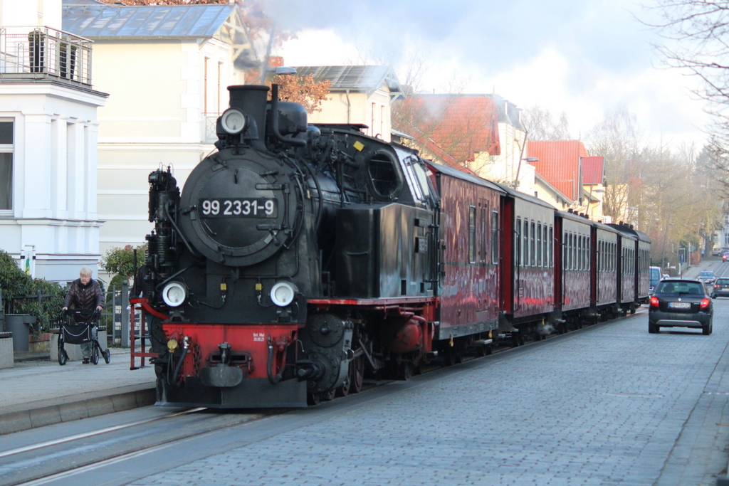 99 2331-9 mit MBB 14615 von Ostseebad Kühlungsborn West in Bad Doberan Goethestraße.21.12.2021