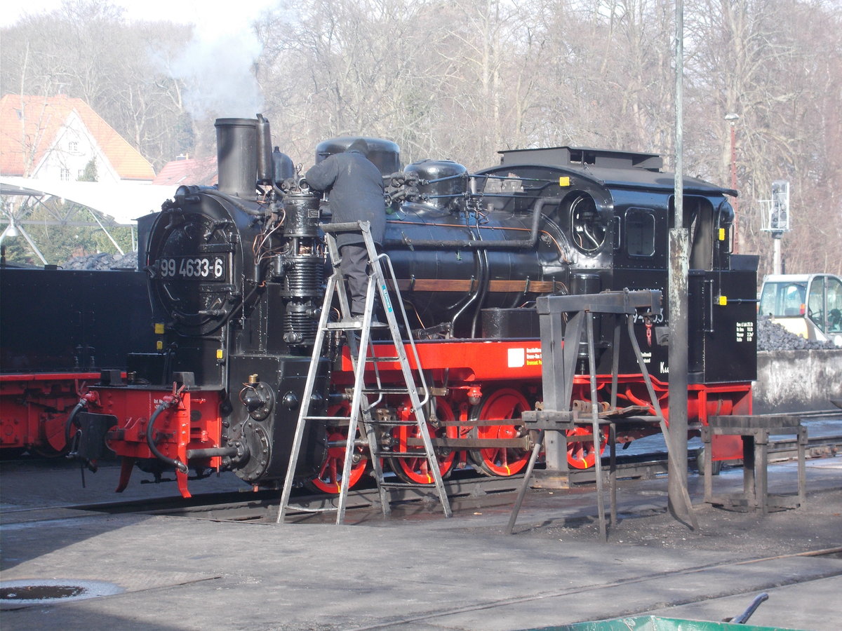 99 4633-6 mit kleinen Schnheitsarbeiten in der Einsatzstelle Putbus am 03.Mrz 2017.