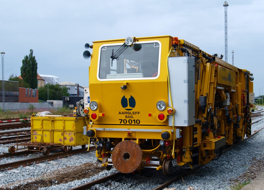 Aarsleff Rail 70 010  Sanne  hergestellt 2010 bei Plasser & Theurer als Plassermatic 08-275 ZW wurde in Aarhus eingesetzt und steht hier abgestellt im  renovierten  Gbf Bereich. 14.08.2010 