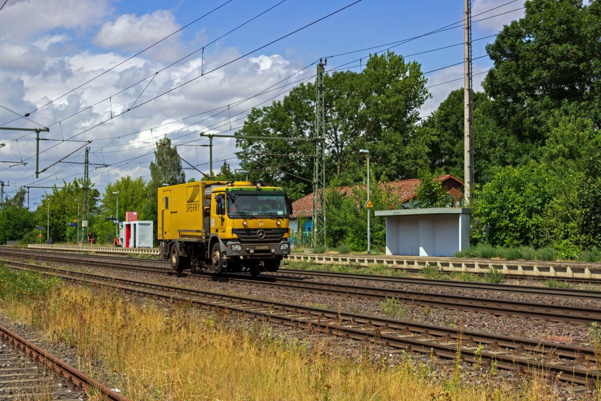 Ab und an begegnet man recht kuriosen Fahrzeugen, die f�r betriebliche Zwecke eingesetzt werden. Dieser Zweiwege-LKW dient der �berpr�fung der Schienen mit Ultraschall und ist f�r den Einsatz auf Schienen unter anderem mit einer PZB-Ausr�stung ausgestattet. Im Gegensatz zu den Zweiwegefahrzeugen im st�dtischen Nahverkehr dienen bei diesem Fahrzeug die Eisenbahnr�der nicht nur der Spurf�hrung, sondern auch dem Antrieb.