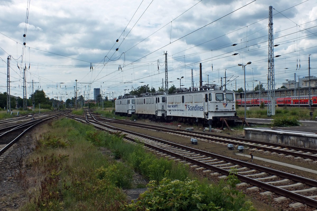 Ab und an ist es mglich, in Lichtenberg alle drei 109er der GVG auf einmal anzutreffen.
Der Reihe nach sind das: 109-2 (ex 109 013), die aktuell keine gltigen Fristen hat, allerdings als einzige Loks Werbung fr die Reederei Scandlines steht.
Dahinter 109-3 (109 073), eine von zwei Betriebsmaschinen,
und 109-1 (109 084), die Lok mit den frischsten Fristen, nebenbei auch die sauberste von allen.