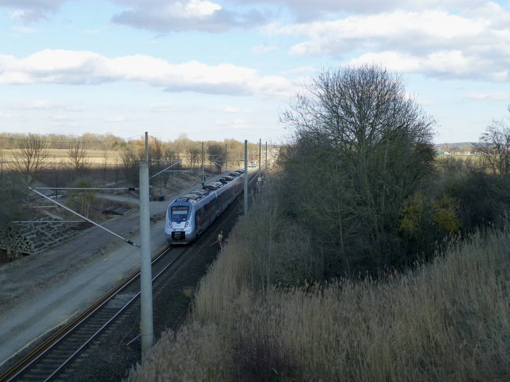 Abellio 442 332 nach Halle unweit des ehemaligen Bahnhofs Leinakanal. F�r die Ert�chtigung f�r 200 Stundenkilometer werden an der gesamten Strecke umfangreiche Bauarbeiten durchgef�hrt, sodass solche tempor�ren eingleisigen Abschnitte nicht ungew�hnlich sind.