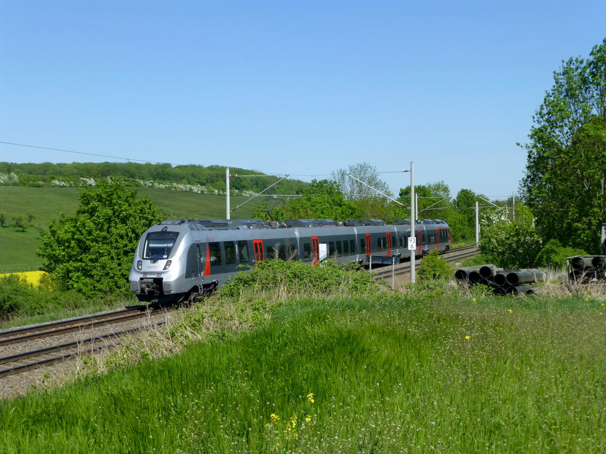 Abellio-Fnfteiler (442 307) Richtung Erfurt, kurz vor dem Haltepunkt Hopfgarten. 7.5.2018.