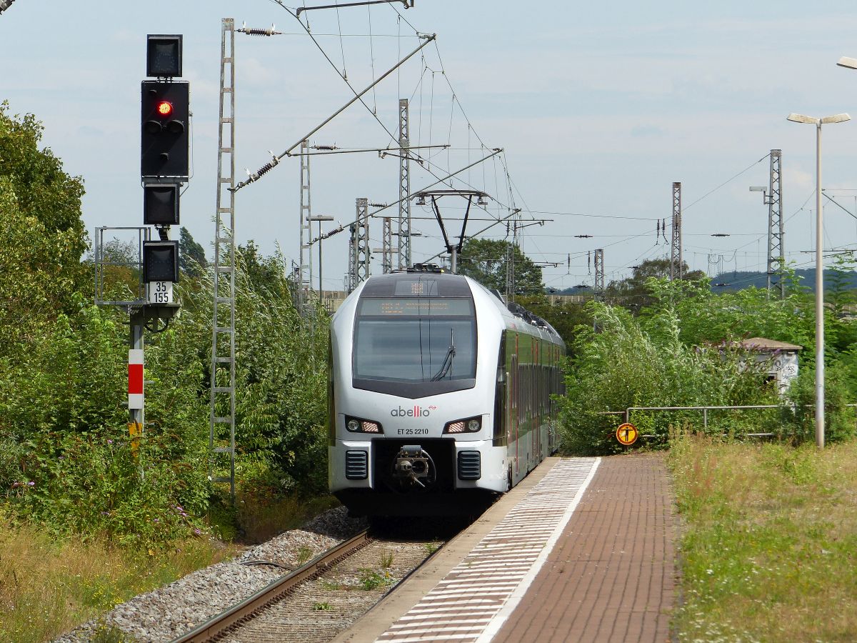 Abellio Triebzug ET 25 2206 Gleis 2 Duisburg-Hochfeld Sd 21-08-2020. 


Abellio treinstel ET 25 2206 spoor 2 Duisburg-Hochfeld Sd 21-08-2020.