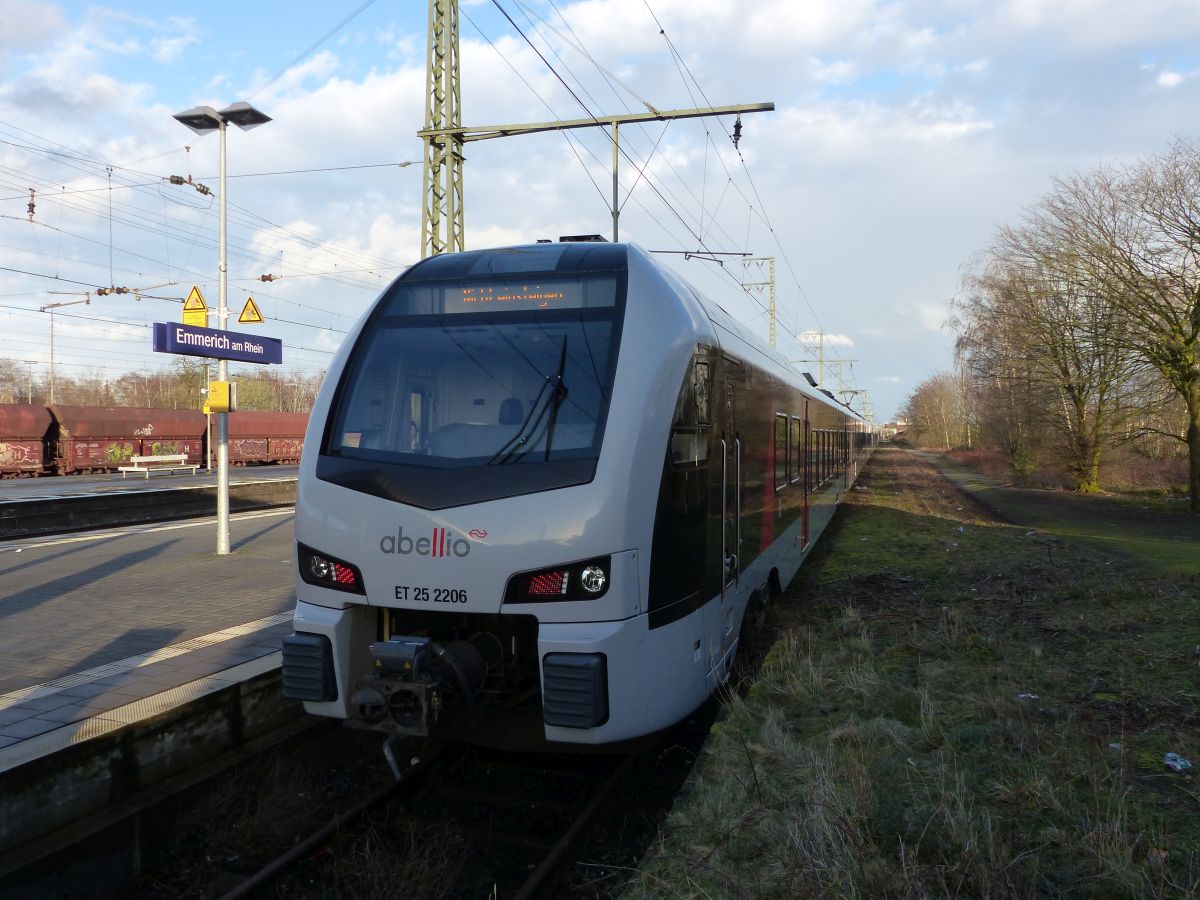 Abellio Triebzug ET 25 2206 Gleis 1 Emmerich am Rhein 12-03-2020.

Abellio treinstel ET 25 2206 spoor 1 Emmerich am Rhein 12-03-2020.