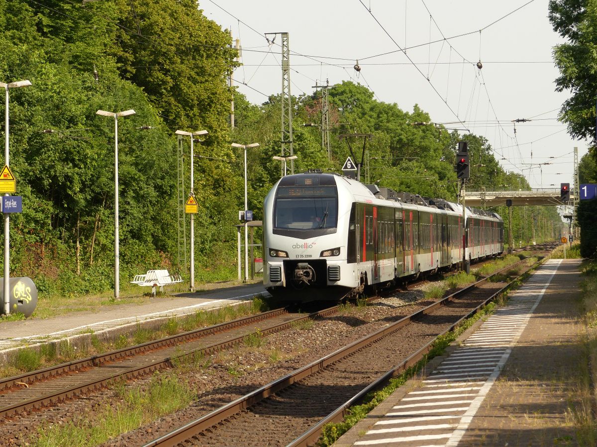 Abellio Triebzug ET 25 2209 Gleis 2 Bahnhof Empel-Rees 18-06-2021.

Abellio treinstel ET 25 2209 spoor 2 station Empel-Rees 18-06-2021.
