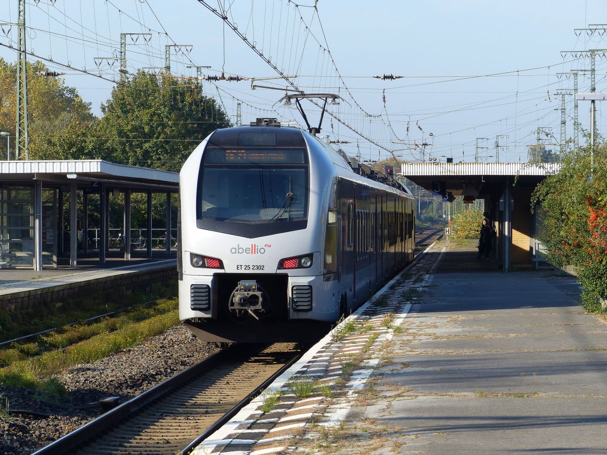 Abellio Triebzug ET 25 2302 nach Arnheim (NL) Gleis 3 Emmerich am Rhein 31-10-2019.

Abellio treinstel ET 25 2302 als stoptrein naar Arnhem spoor 3 Emmerich am Rhein 31-10-2019.