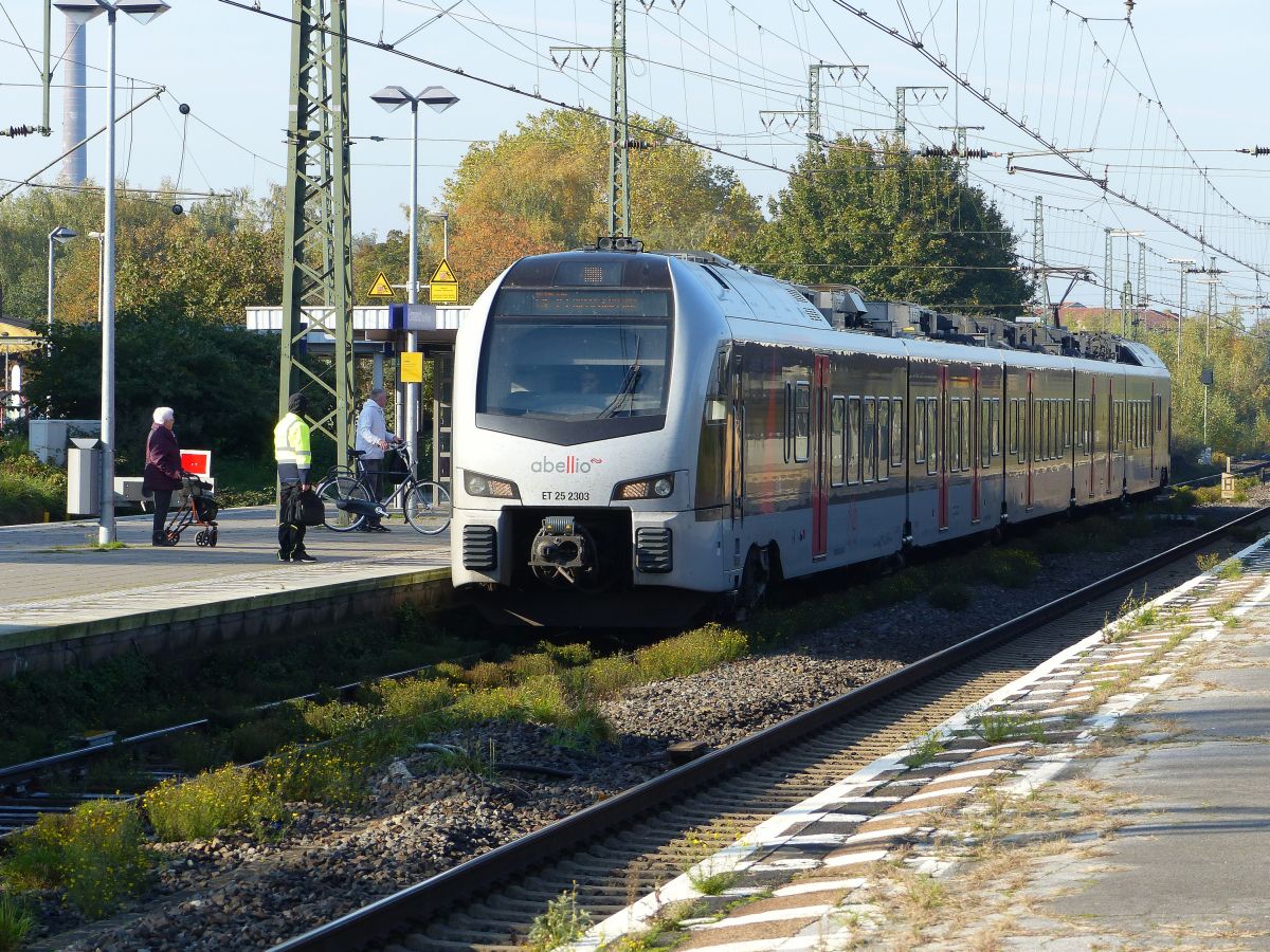 Abellio Triebzug ET 25 2303 Gleis 2 Emmerich am Rhein 31-10-2019.

Abellio treinstel ET 25 2303 spoor 2 Emmerich am Rhein 31-10-2019.