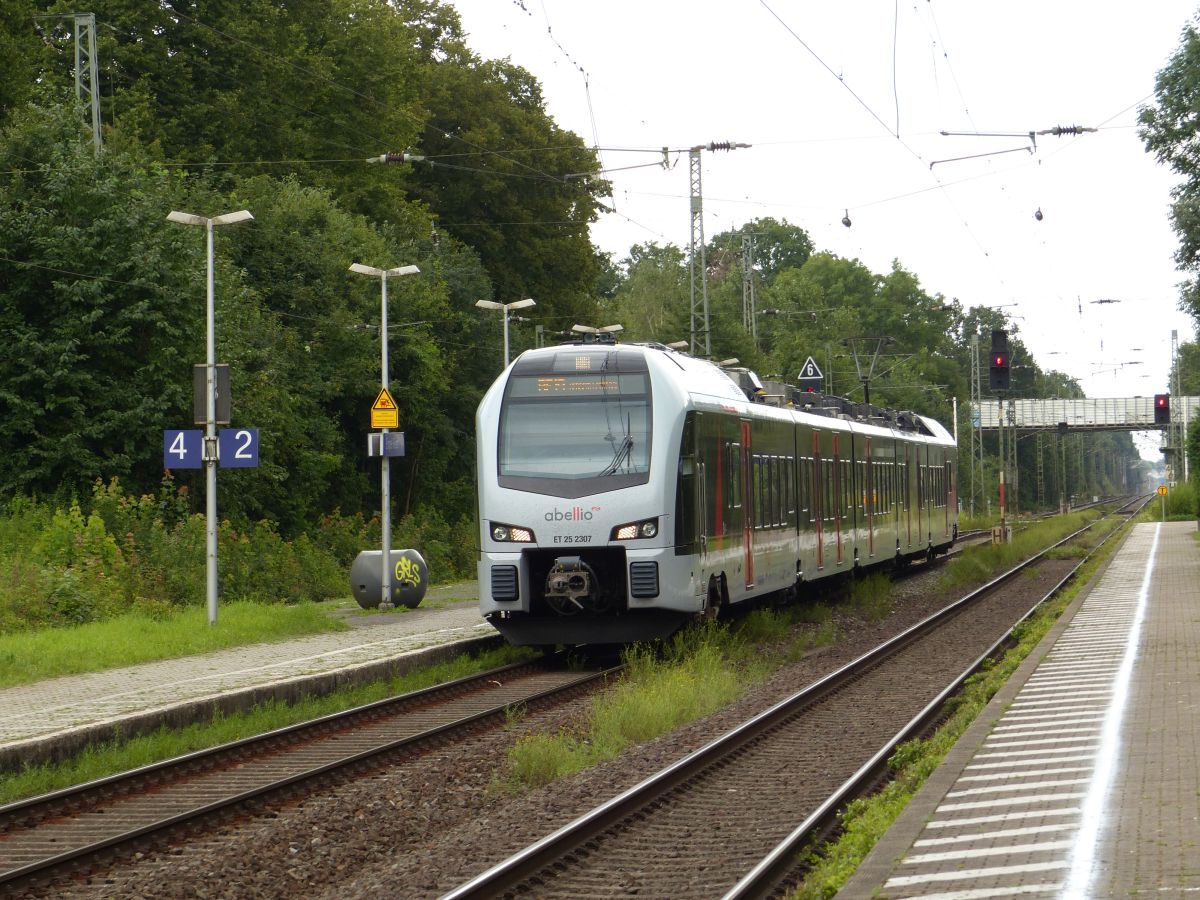 Abellio Triebzug ET 25 2307 Gleis 2 Bahnhof Empel-Rees 30-07-2021.

Abellio treinstel ET 25 2307 spoor 2 station Empel-Rees 30-07-2021.