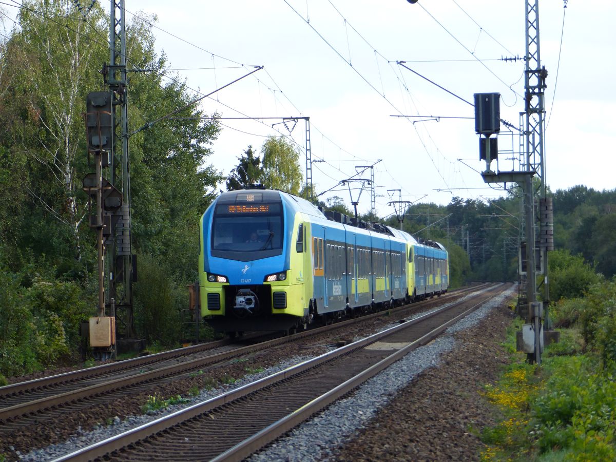 Abellio Westfalenbahn Triebzug ET 407 Devesstrae, Salzbergen  13-09-2018.

Abellio Westfalenbahn treinstel ET 407 Devesstrae, Salzbergen  13-09-2018.