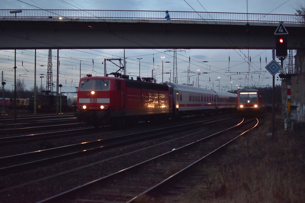 Abendbild aus Entenfang.
Hier wird der Entenfänger kurz vor seinem Endpunkt noch schnell von 181 215-5 mit eine PzB überholt. Samstag 28.1.2017