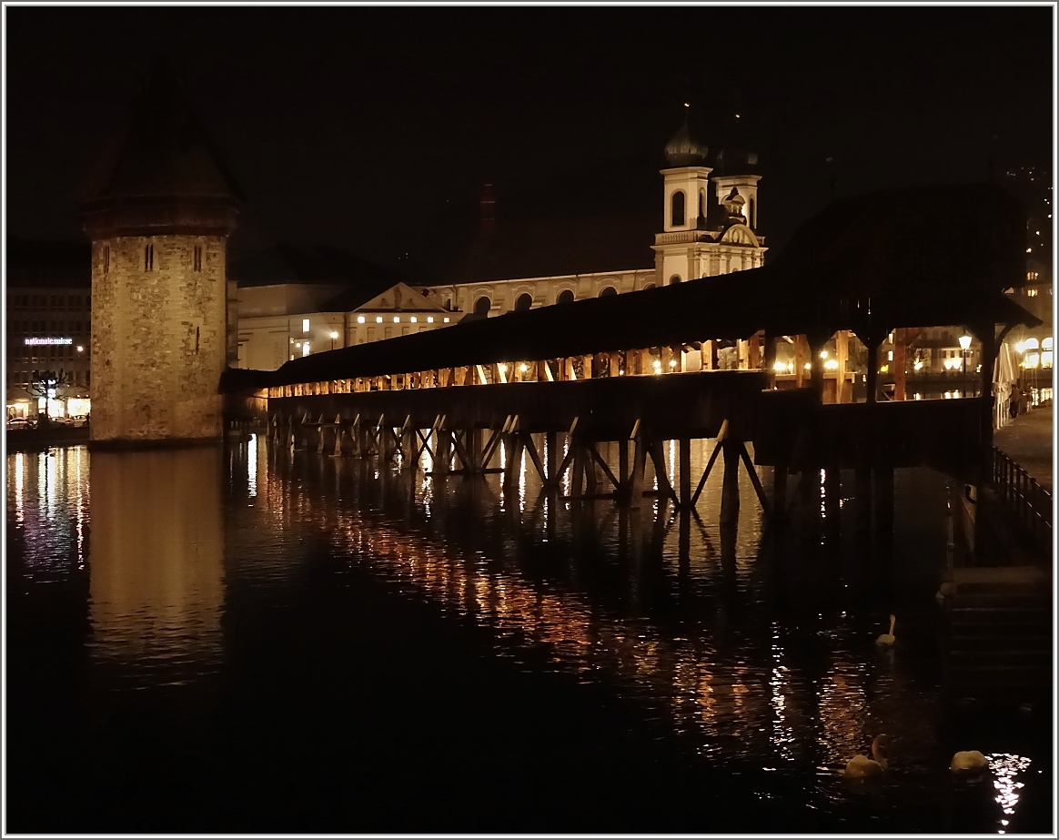 Abend's an der Kapellbrücke von Luzern.
(16.03.2015)