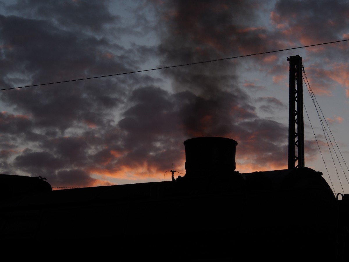Abendstimmung im Dampflok Bw Dresden mit Silhouette des Kamins der 01 2066-7 des N�rdlinger Eisenbahnmuseums beim 7. Dresner Dampfloktreffen bei der Nachtfotoparade am 17.04.2015.