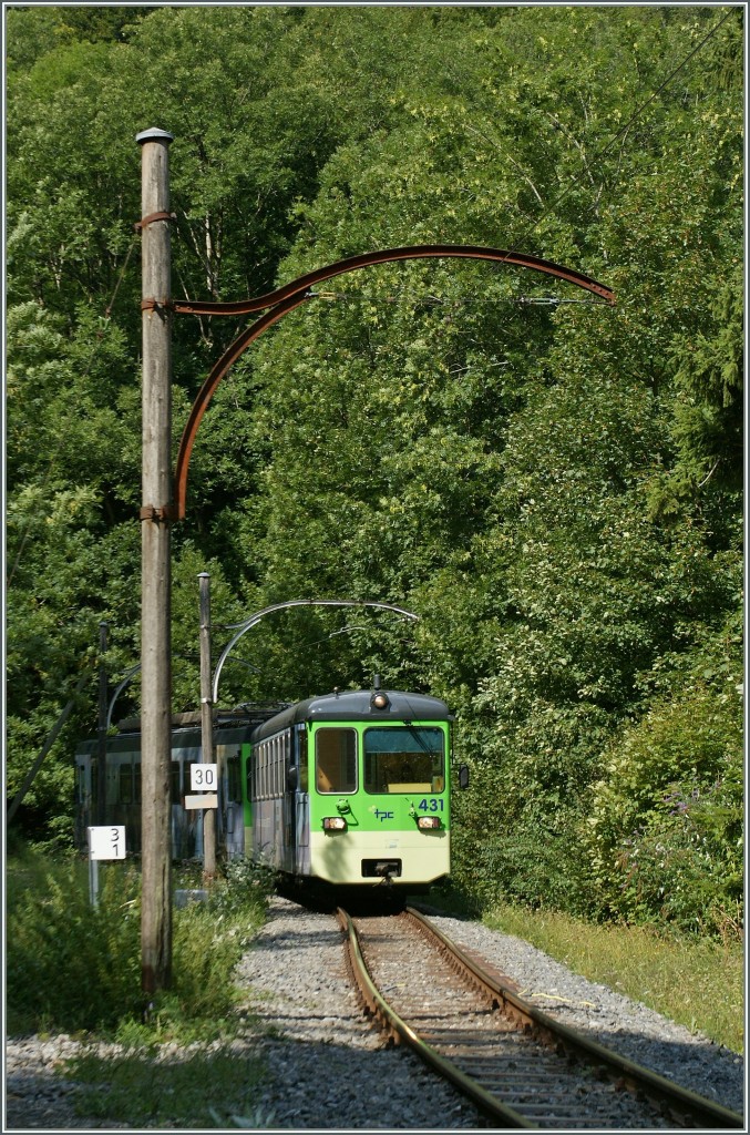 Abermals wird ab dem 2. Sept. (bzw. 16. Sept.) die ASD f�r l�ngere Zeit, bis etwa Mitte November, im SEV betrieben. Wenn sie dann wieder fahren wird, werden die formsch�nen Eisen- und Holzfahrleitungsmaste aus der Er�ffnungszeit wohl durch neue Fahrleitungsanlagen ersetzt sein. Grund genug, noch ein paar  romantische  Eindr�cke der ASD bei Verchiez einzufangen.
Obwohl ich die sch�nen Masten sehr mag, sichert die Investition die Bahn doch deren Fortbestand, den  Bern  h�tte sich schon langestellen wollen.
27. August 2013 