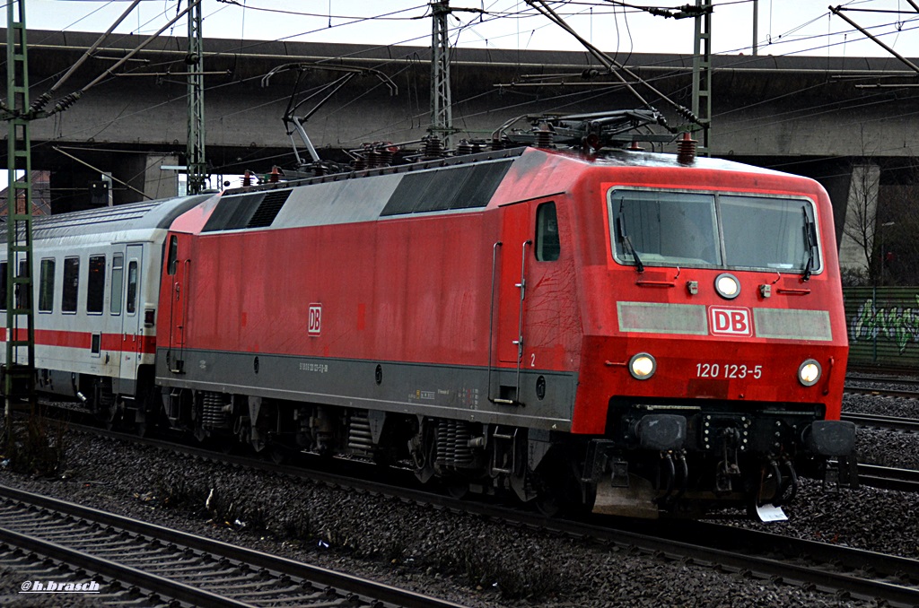 abfahrt der 120 123-5 mit einen IC vom bf hh-harburg richtung stuttgard,27.02.15