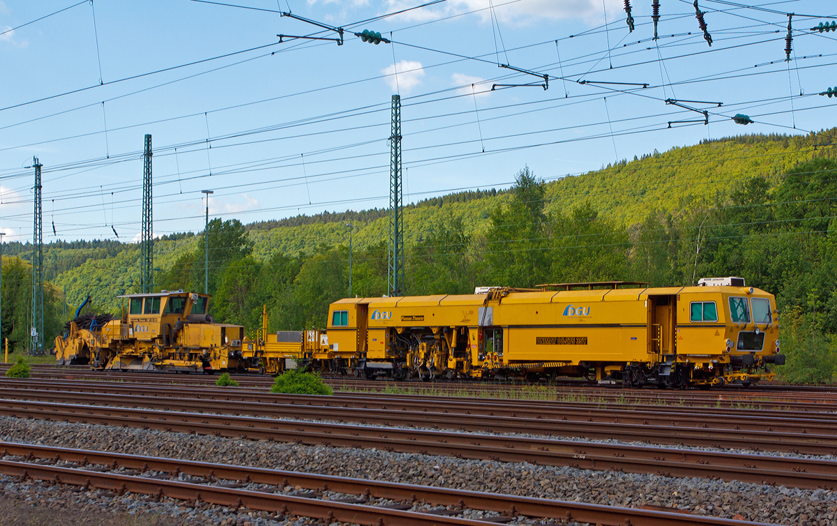 
Abgestellt am 16.05.2014 in Betzdorf/Sieg: 
Die Plasser & Theurer Universalstopfmaschine 08 - 275 Unimat 3S Y (Schweres Nebenfahrzeug Nr. 97 43 41 523 17 - 9) und die Deutsche Plasser Schotterverteil- und Planiermaschine SSP 110 SW (Schweres Nebenfahrzeug Nr. 97 16 40 549 18 - 6) der DGU (Deutsche Gleisbau Union).