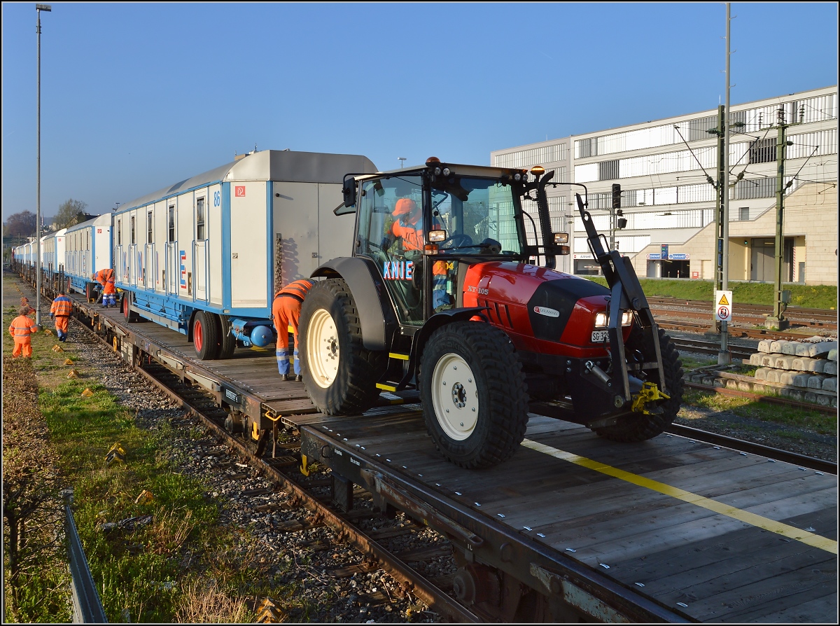 Abladen des Zirkus Knie in Konstanz. Ein weiterer Zirkuswagen wird von den Bahnwaggons abgeholt. April 2016.