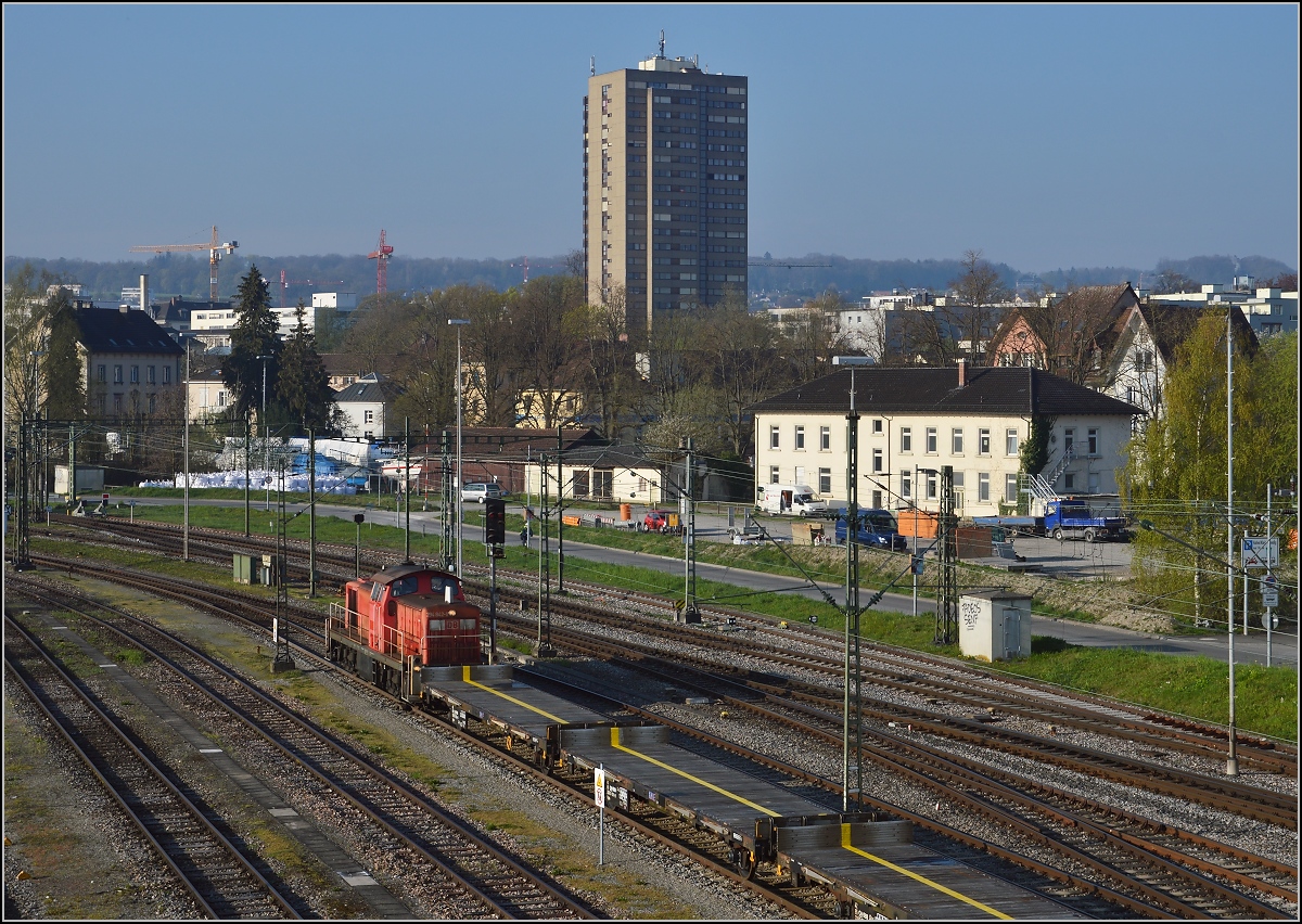 Abladen des Zirkus Knie in Konstanz. 294 842-0 und leere Kps. April 2016.