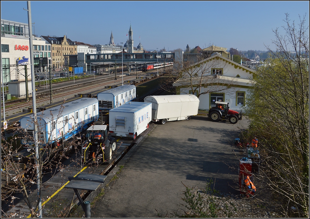 Abladen des Zirkus Knie in Konstanz. Abladen mit Stadtsilouette. April 2016.