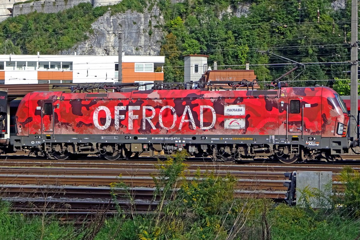 Abseits der Autobahn steht am 16 September 2019 TX Log 193 555 in Kufstein.