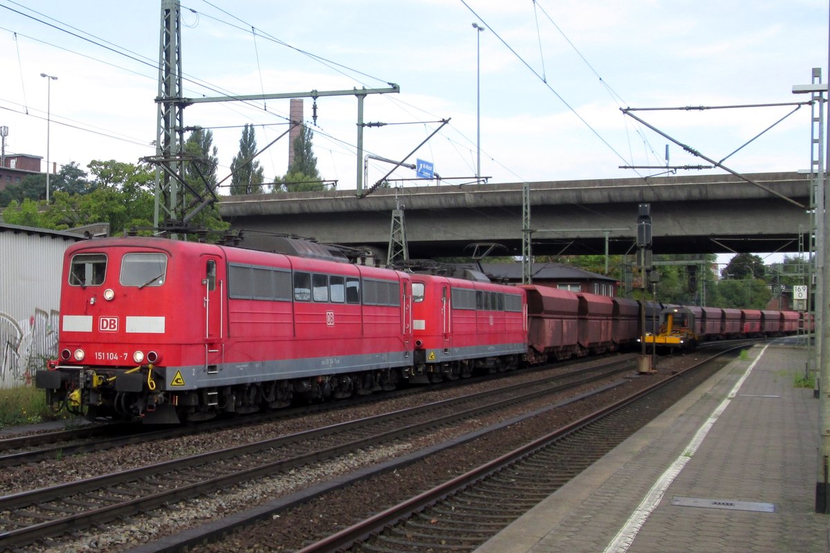 Abwechslung: ein Erzbomber mit 151 104 durchfahrt am 24 mai 2004 das Containerzugmekka  Hamburg-Harburg. 