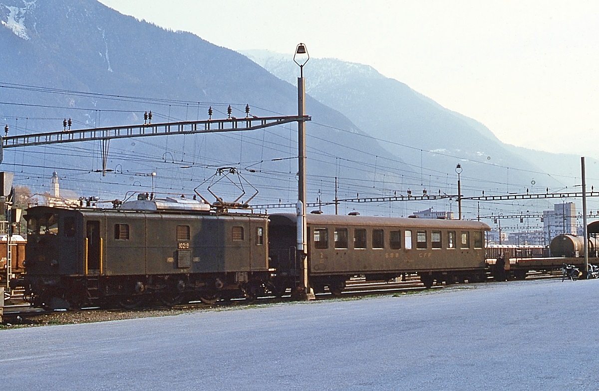 Ae 3/5 10219 vor einem Autozug durch den Simplontunnel in Brig (Mai 1980)