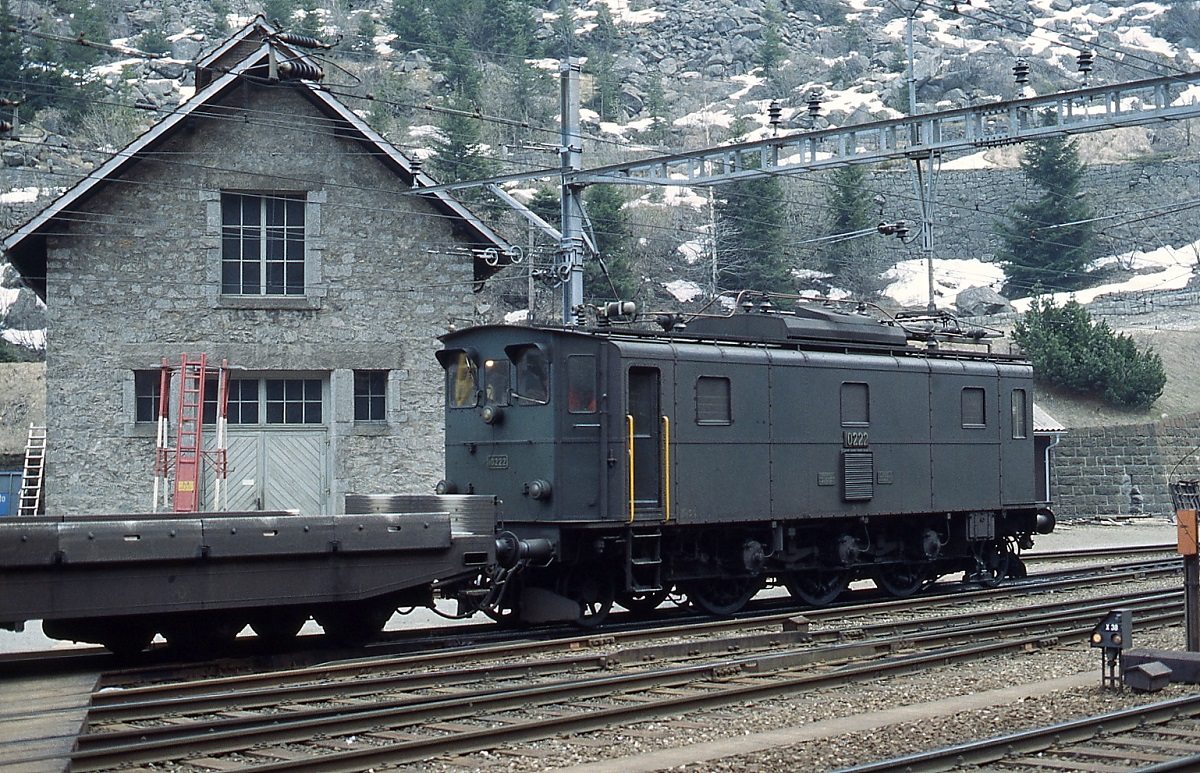 Ae 3/5 10222 vor einem Autozug durch den Gotthard-Tunnel im Mai 1980 in G�schenen
